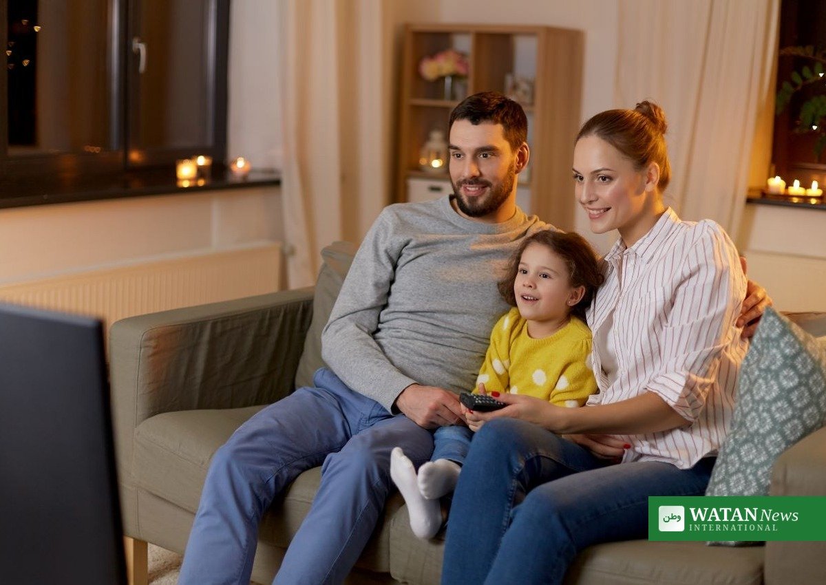 Familie ser tv sammen i sofaen – Feltet samler danskerne foran skærmen