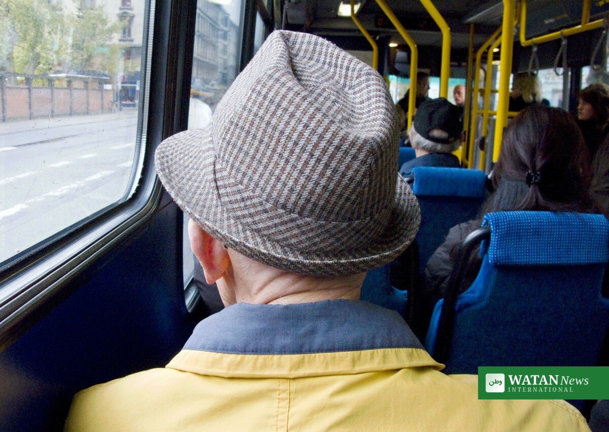 Ældre mand i bus – pensionisters hverdag påvirkes af satsreguleringens forsinkelse