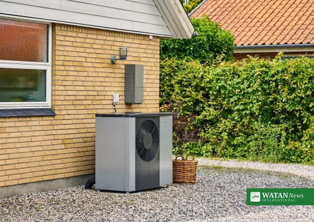 Varmepumpe ved gult dansk hus – tilskud varmepumper