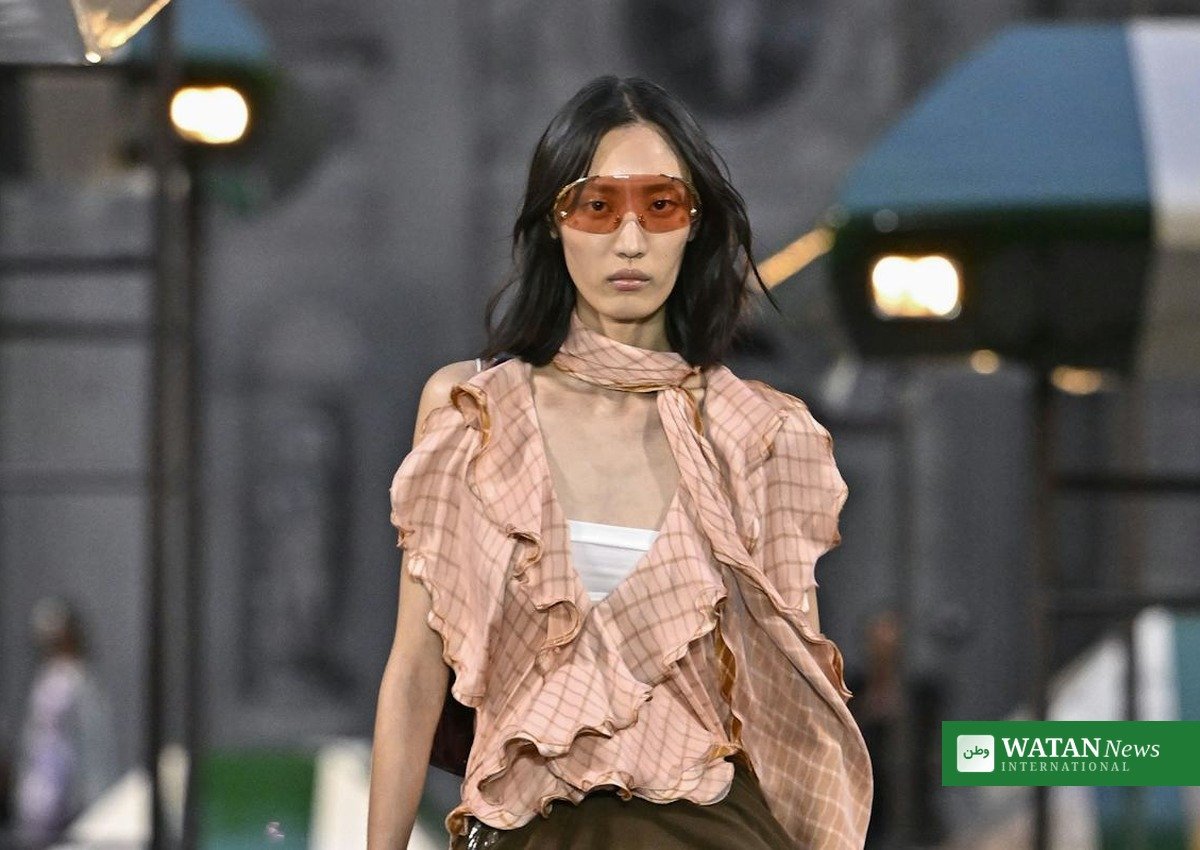 Louis Vuitton SS27 racerinspirerede solbriller og flæsebluse