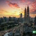 Kuala Lumpur skyline med Petronas Twin Towers ved solnedgang