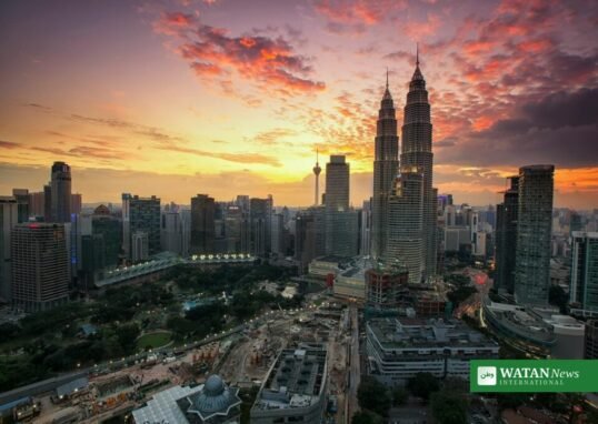 Kuala Lumpur skyline med Petronas Twin Towers ved solnedgang