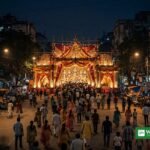 رات کے وقت کولکتہ میں درگا پوجا کا روشن پنڈال اور جمع ہجوم