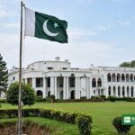 پشاور، خیبر پختونخوا میں پاکستان کا پرچم اور سرکاری عمارت، جہاں ایمرجنسی نافذ کی گئی