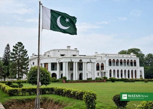 پشاور، خیبر پختونخوا میں پاکستان کا پرچم اور سرکاری عمارت، جہاں ایمرجنسی نافذ کی گئی
