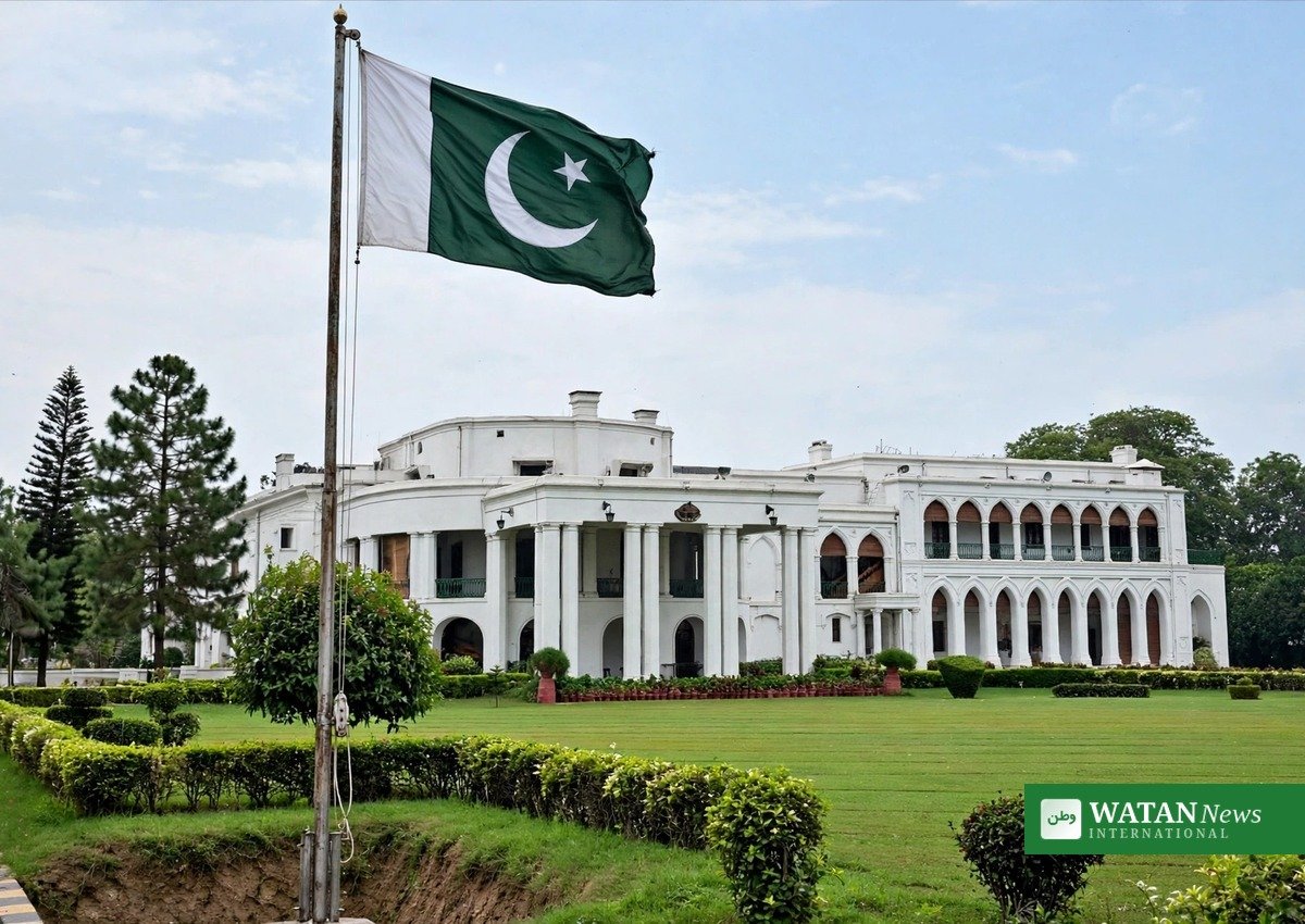 پشاور، خیبر پختونخوا میں پاکستان کا پرچم اور سرکاری عمارت، جہاں ایمرجنسی نافذ کی گئی