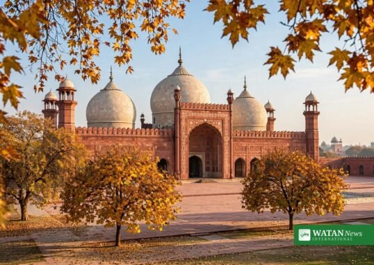 Lahore autumn — Badshahi Mosque with golden trees