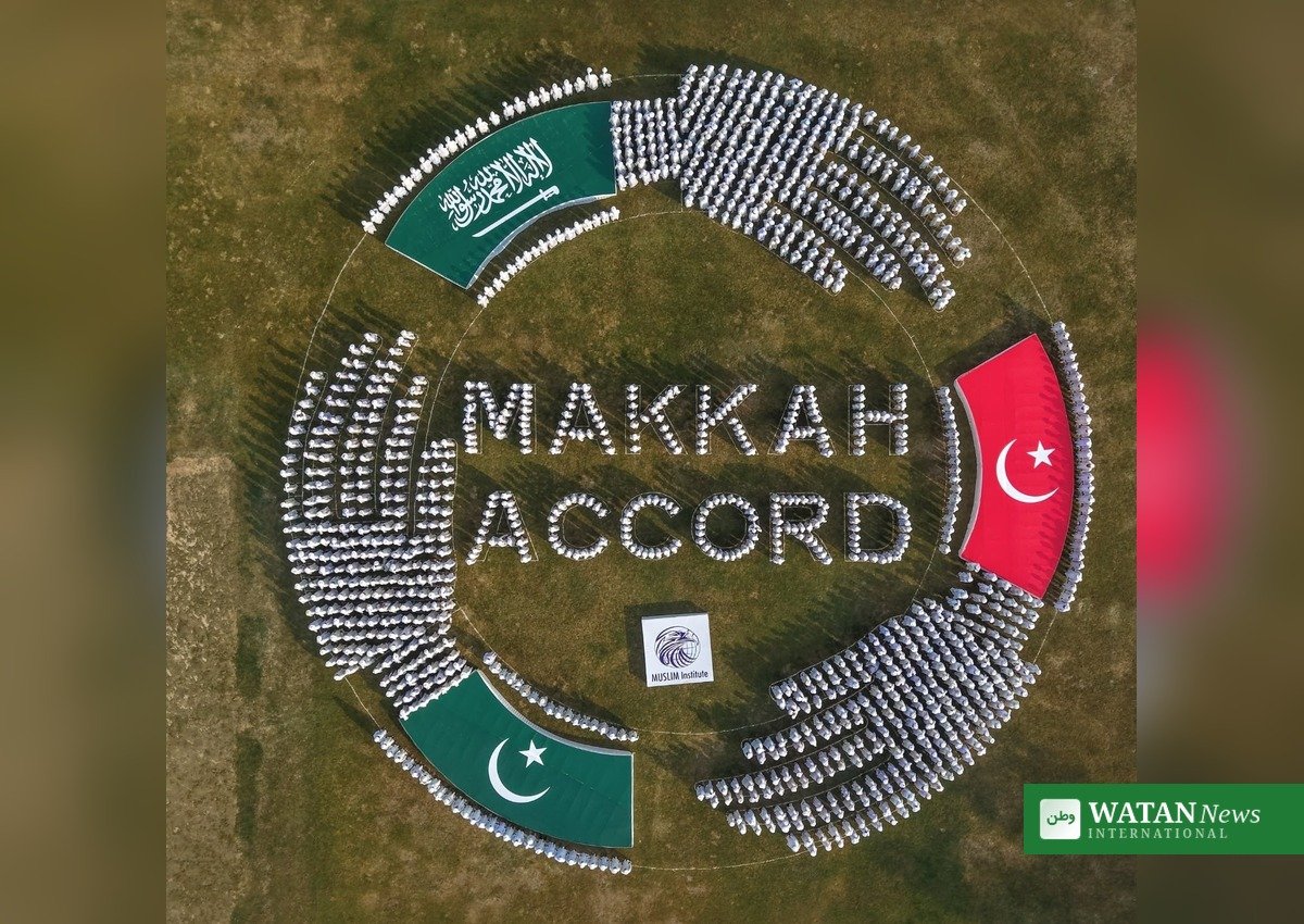 Menneskelig formation, der staver Makkah Accord, med Pakistans, Saudi-Arabiens og Tyrkiets flag ved Sultan Bahoo-helligdommen i Jhang