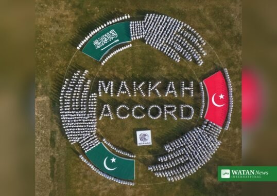 جھنگ میں سلطان باہو کے دربار پر مکہ معاہدہ کے الفاظ بناتی انسانی تشکیل اور تینوں ملکوں کے پرچم