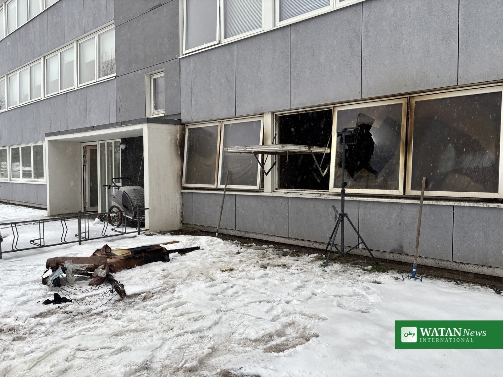 Brændt lejlighedsfacade i Odense efter lejlighedsbrand – sodsværtede vinduer