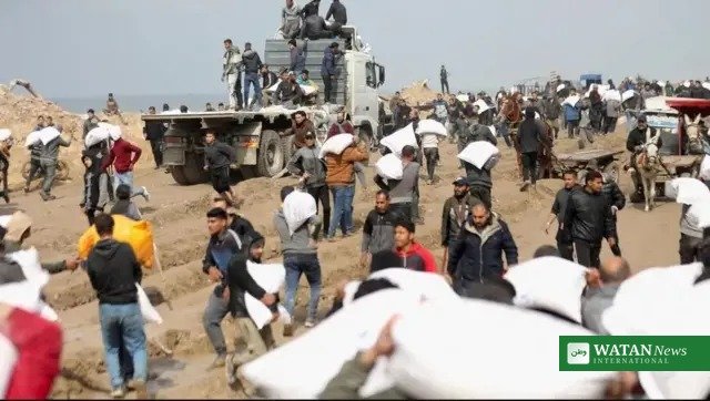 غزہ میں انسانی بحران – امدادی سامان اٹھائے بے گھر فلسطینی