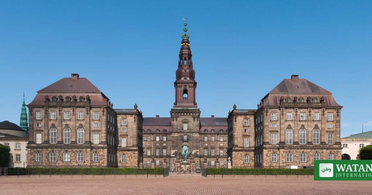 Dansk politik: Christiansborg Slot i København, hvor Folketinget holder til