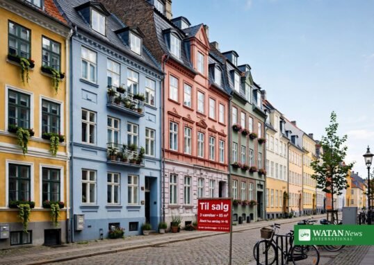 Københavnsk boligkvarter med 'Til salg'-skilt – debatten om rentefradrag og boliglån