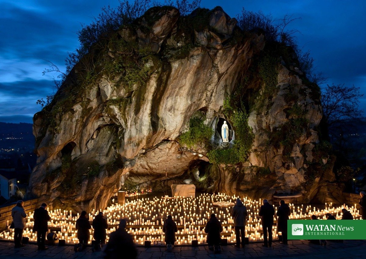 Lysprocession ved grotten i Lourdes under pave Leo XIVs besøg i Frankrig