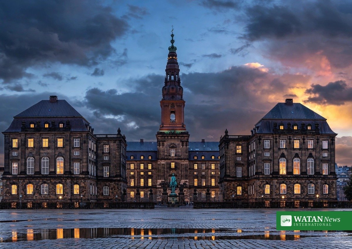 Christiansborg i København i skumringen – tvivl om Wammen og Hummelgaard som Socialdemokraternes kronprinser