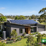 Moderne energieffektivt hus med solceller på taget og grøn have