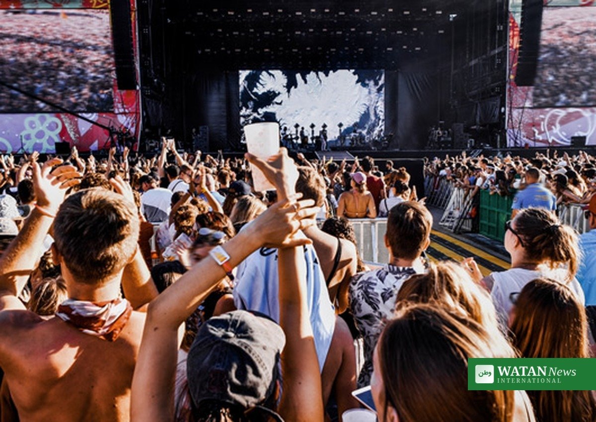 Festivalpublikum foran scenen til en sommerfestival