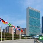 نیویارک میں اقوام متحدہ کے صدر دفتر کی عمارت اور رکن ممالک کے جھنڈوں کی علامتی تصویر