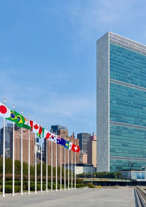 نیویارک میں اقوام متحدہ کے صدر دفتر کی عمارت اور رکن ممالک کے جھنڈوں کی علامتی تصویر