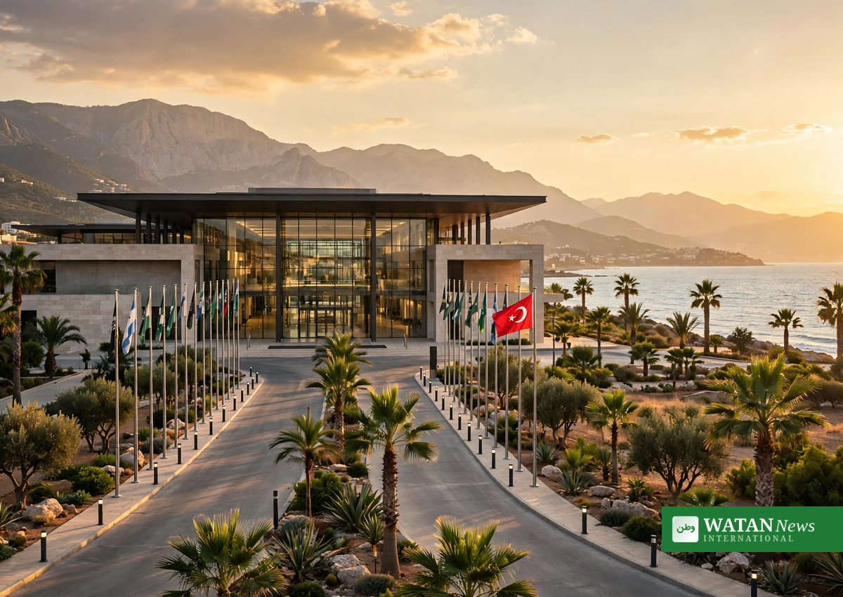 COP31 topmødelokalitet i Antalya set udefra med nationale flag i solnedgang