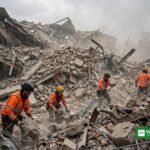 ملبے کے درمیان امدادی کارکنان کی علامتی تصویر — پشاور میں اسکول کی چھت گرنے کا واقعہ
