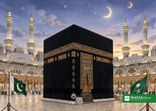 غروبِ آفتاب کے وقت خانہ کعبہ کی علامتی تصویر — حرمین شریفین کے تحفظ کے حوالے سے ڈی جی آئی ایس پی آر کے بیان کی خبر