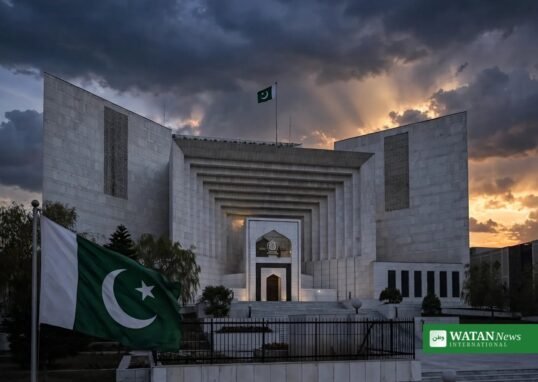 شام کے وقت عدالت کی عمارت اور پاکستانی پرچم کی علامتی تصویر — گورنر راج ایمرجنسی کیس کی خبر