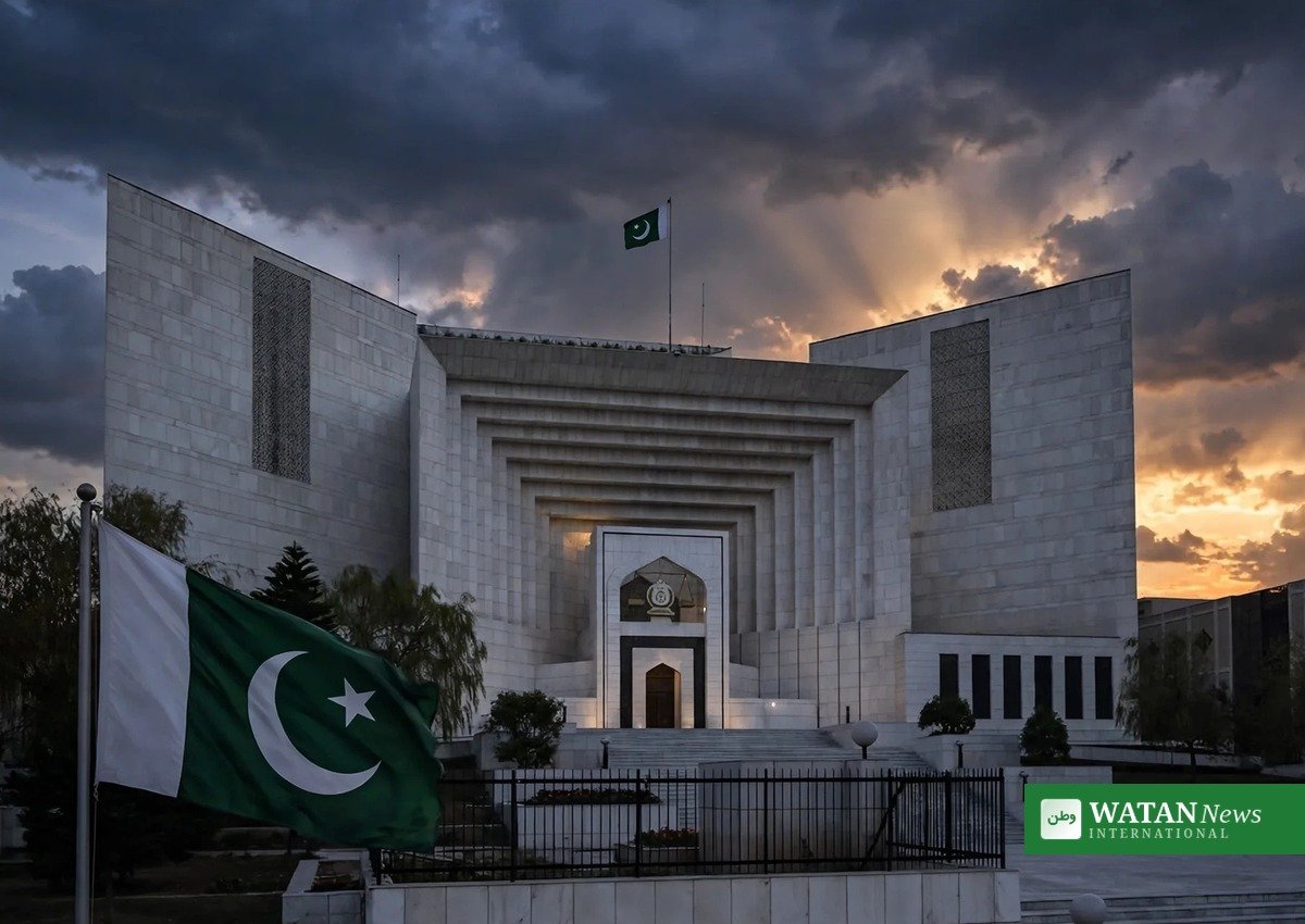 شام کے وقت عدالت کی عمارت اور پاکستانی پرچم کی علامتی تصویر — گورنر راج ایمرجنسی کیس کی خبر