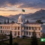 شام کے وقت پشاور کے گورنر ہاؤس اور پاکستانی پرچم کی علامتی تصویر — شہباز شریف پشاور دورہ ملتوی کی خبر