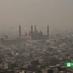 لاہور فضائی آلودگی کی علامتی تصویر میں دھند میں ڈوبا شہر کا منظر