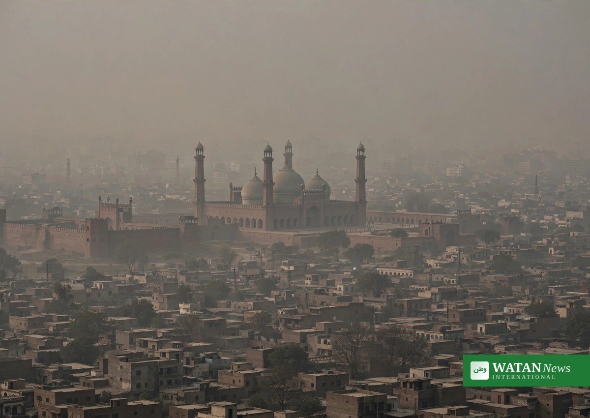 لاہور فضائی آلودگی کی علامتی تصویر میں دھند میں ڈوبا شہر کا منظر