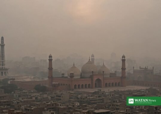 سموگ کی چادر میں ڈوبا لاہور کا شہر اور تاریخی عمارتیں