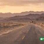 غروب آفتاب کے وقت سرحدی علاقے کی سڑک اور پہاڑی منظر