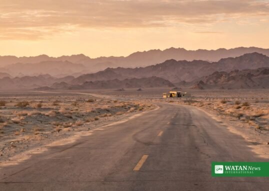 غروب آفتاب کے وقت سرحدی علاقے کی سڑک اور پہاڑی منظر