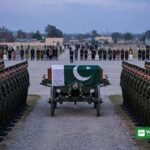 سابق آرمی چیف جنرل (ر) عبدالوحید کاکڑ کی نمازِ جنازہ کے موقع پر عسکری اعزاز کے ساتھ تابوت