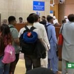 ہوائی اڈے پر ایمیگریشن کاؤنٹرز کے سامنے مسافروں کی قطار