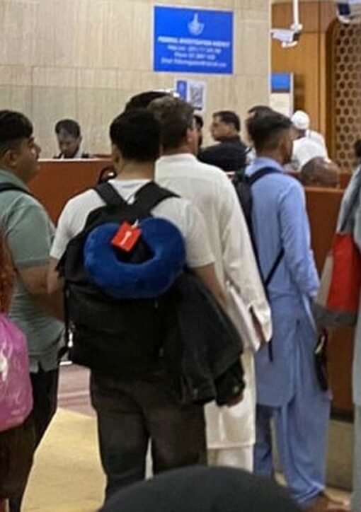 ہوائی اڈے پر ایمیگریشن کاؤنٹرز کے سامنے مسافروں کی قطار
