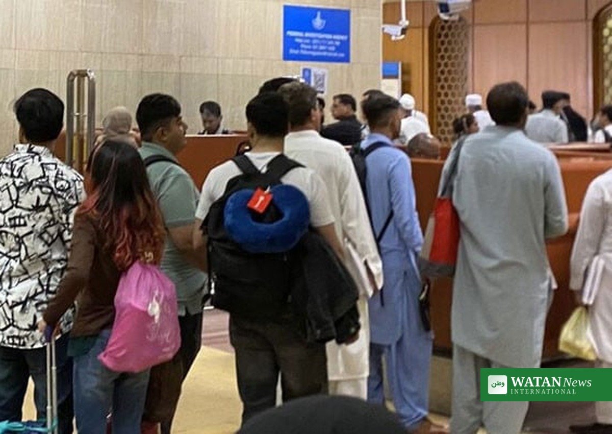 ہوائی اڈے پر ایمیگریشن کاؤنٹرز کے سامنے مسافروں کی قطار