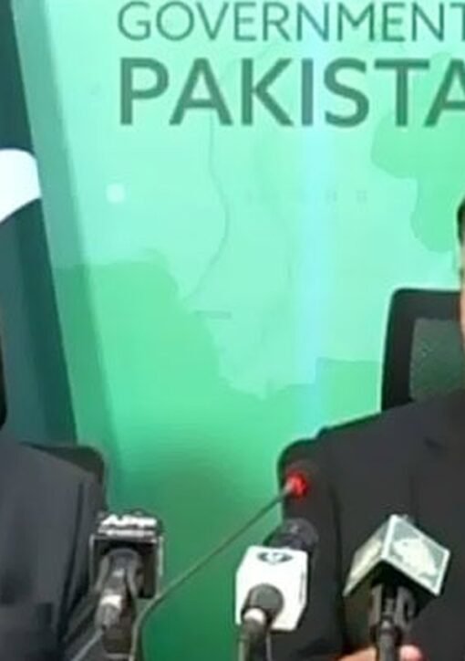 اسلام آباد میں پریس کانفرنس کے دوران وفاقی وزیر احسن اقبال اور وزیراعظم کے مشیر رانا ثناء اللہ