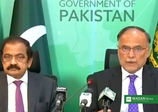 اسلام آباد میں پریس کانفرنس کے دوران وفاقی وزیر احسن اقبال اور وزیراعظم کے مشیر رانا ثناء اللہ