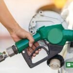 گاڑی میں پیٹرول بھرواتا شخص