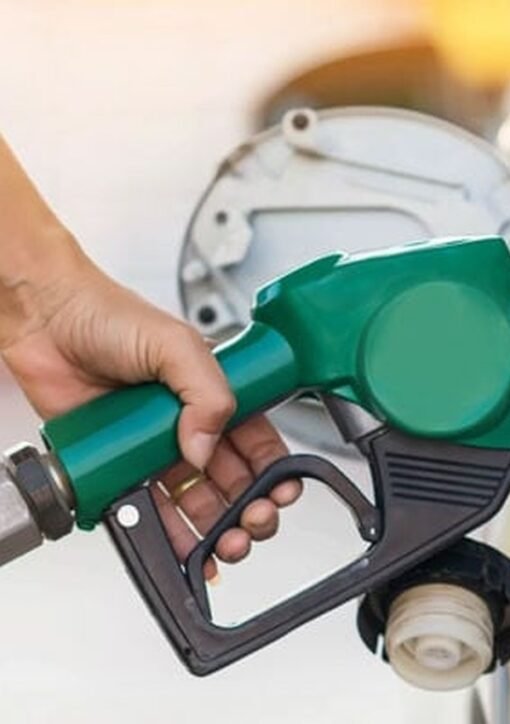 گاڑی میں پیٹرول بھرواتا شخص
