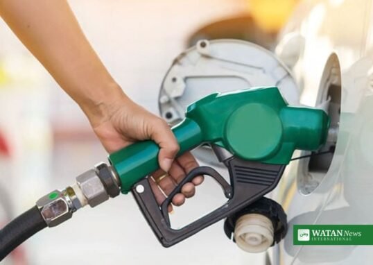 گاڑی میں پیٹرول بھرواتا شخص