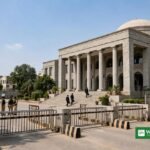 راولپنڈی کی عدالت کی عمارت کے باہر سیکیورٹی بیریئر