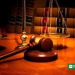 عدالت میں انصاف کی علامت، ترازو اور جج کا ہتھوڑا