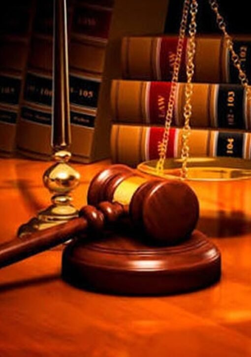 عدالت میں انصاف کی علامت، ترازو اور جج کا ہتھوڑا