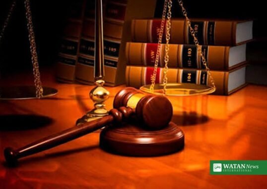 عدالت میں انصاف کی علامت، ترازو اور جج کا ہتھوڑا