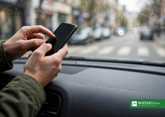 Bilist bruger smartphone i bilen – EasyPark nede torsdag formiddag
